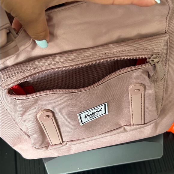 🎒 Herschel Little America Backpack – Rose Pink 🌸
Brand new with tags ✅ - Picture 9 of 10